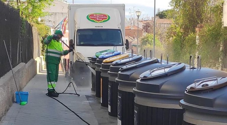 Pozuelo intensifica la limpieza de calles y mobiliario con desinfectantes contra el coronavirus