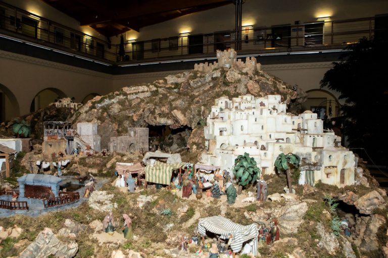 El Belén del Ayuntamiento ya luce en el Patio de Segovia