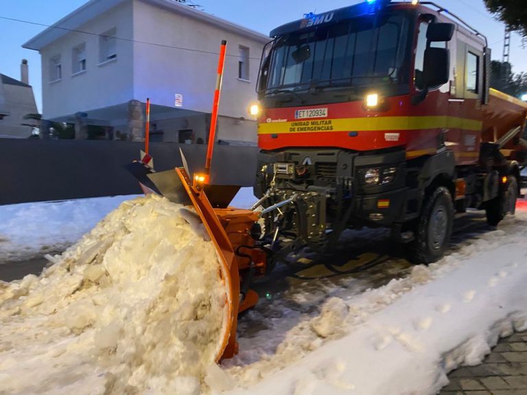 La UME, clave en la ayuda de la retirada de la nieve en Pozuelo Quitanieves de la UME limpiando la carretera