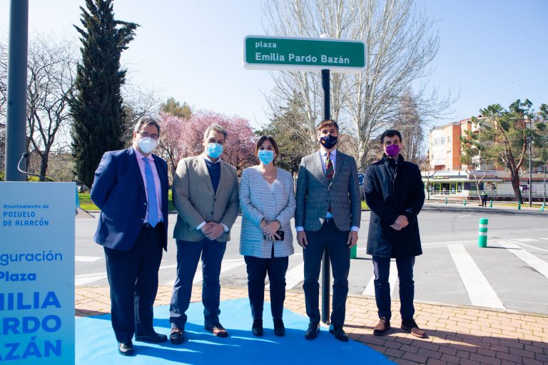 Inaugurada la plaza en honor a Emilia Pardo Bazán