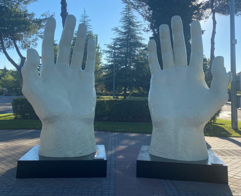 ‘Hands’, la escultura de Zurab Tsereteli expuesta en la Avenida de Europa