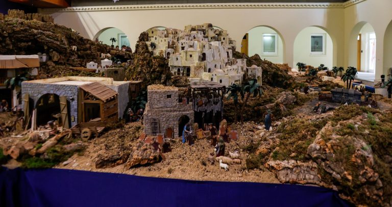 Inaugurado el Belén Municipal en el Claustro de Segovia