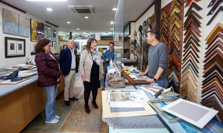 Susana Pérez Quislant visita comercios locales