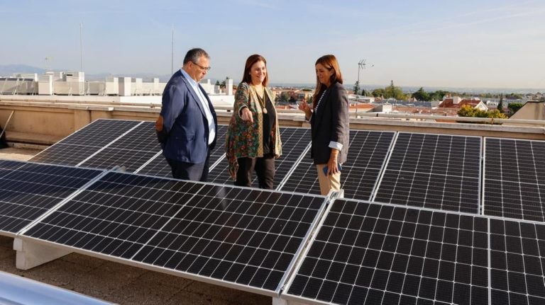 Los nuevos paneles solares reducen la factura eléctrica del Consistorio