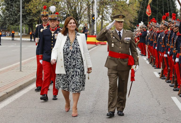 Cientos de vecinos acuden al Homenaje a la bandera de España