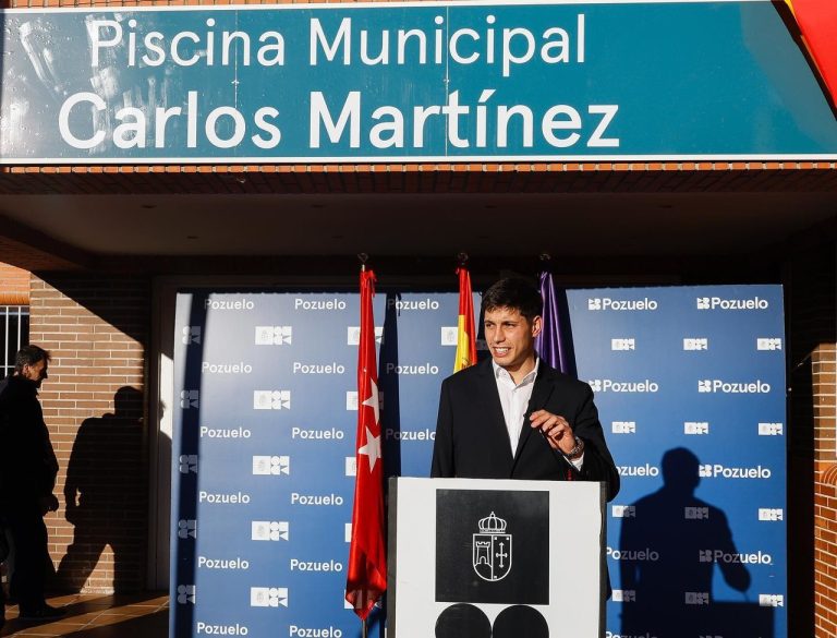 La piscina del polideportivo El Torreón toma el nombre de Carlos Martínez