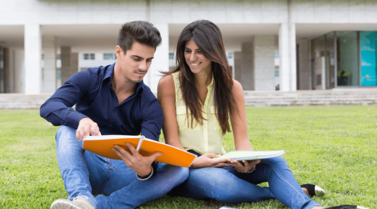 Los jóvenes pozueleros podrán recibir becas para estudiar en el Instituto de Estudios Bursátiles
