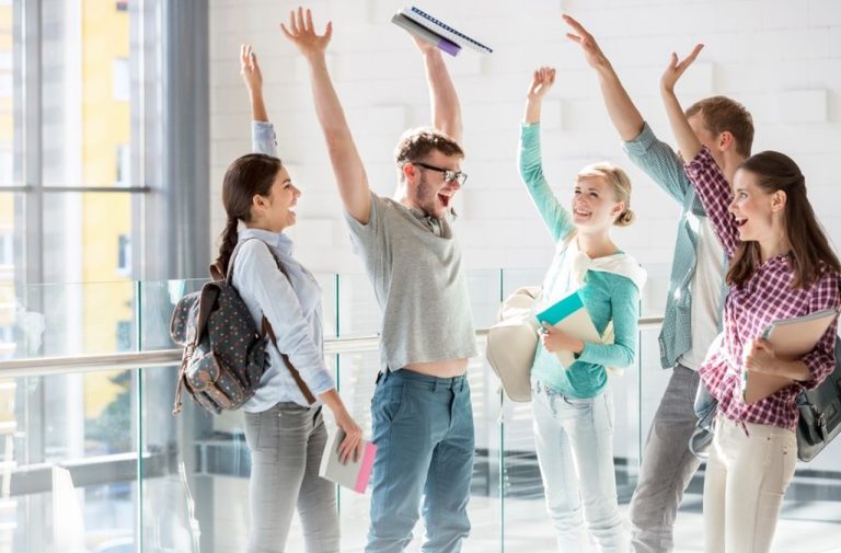 Becas universitarias para jóvenes pozueleros: Centros y descuentos