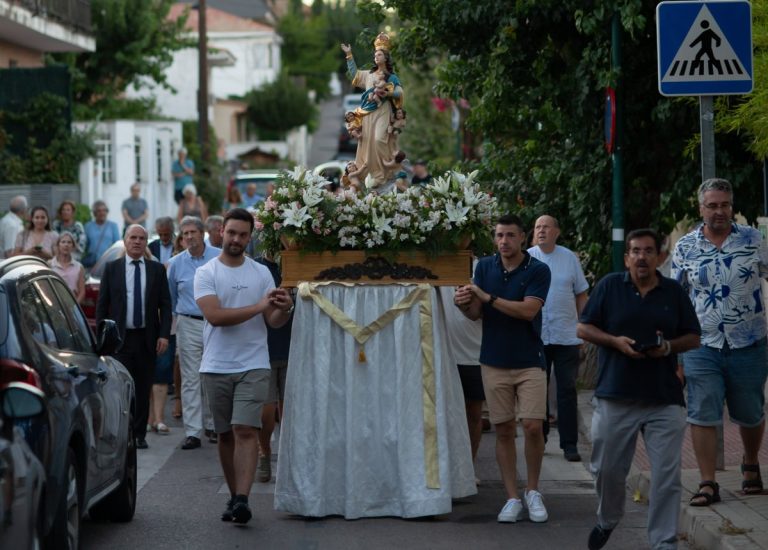 La Colonia de los Ángeles entrona a su Virgen. Fotos