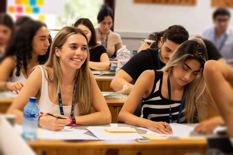 Abierta una nueva convocatoria de ayudas de 100 euros por hijo para material escolar