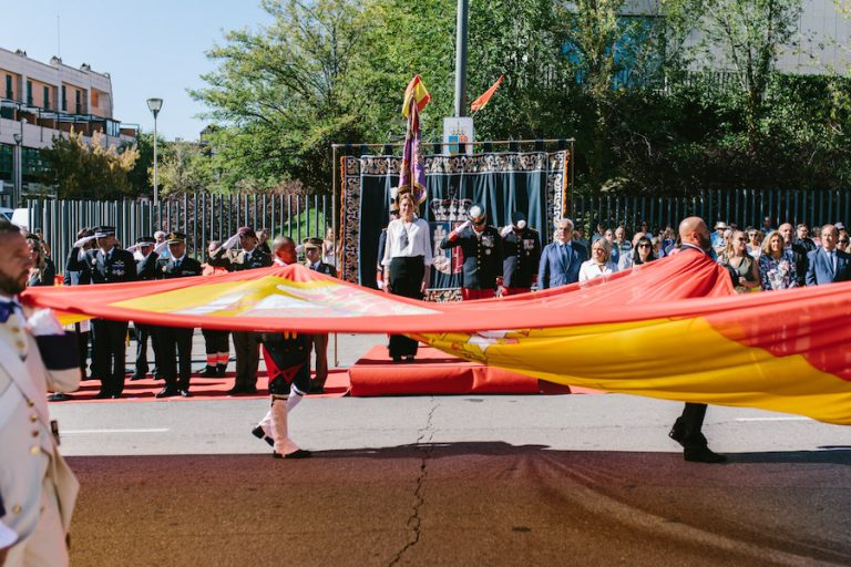 El homenaje a la Bandera en Pozuelo reúne a cientos de vecinos