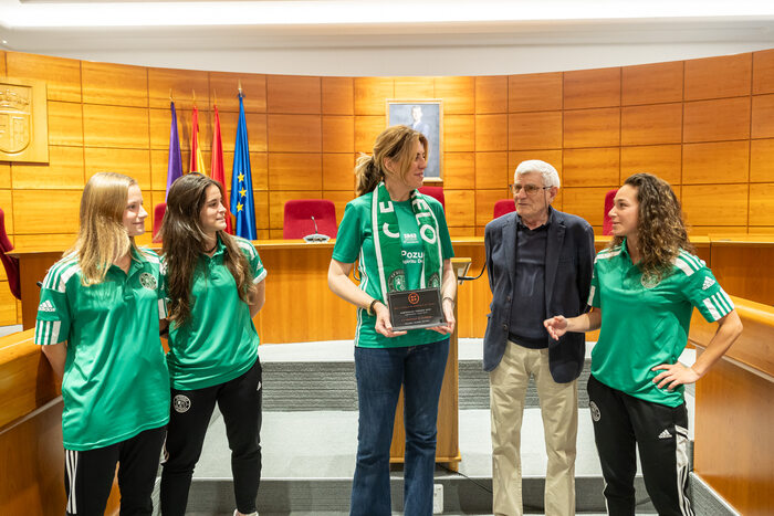 La alcaldesa recibe al CF Pozuelo Femenino