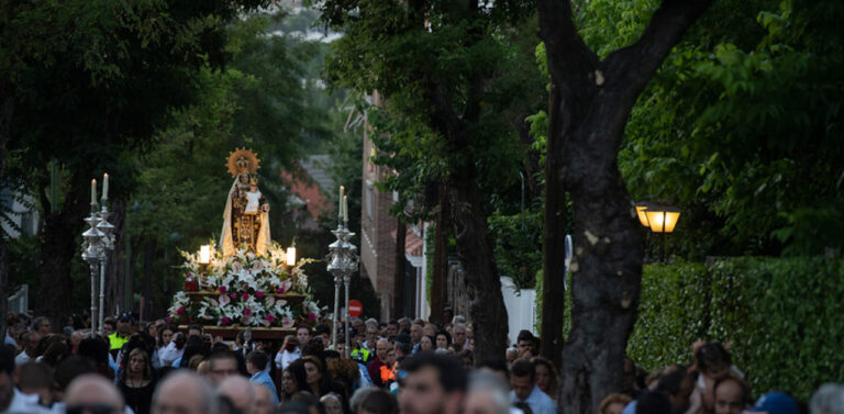 Vecinos y autoridades durante las Fiestas del Carmen en La Estación, Pozuelo de Alarcón