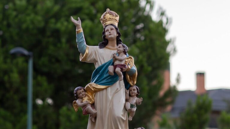 Procesión de la Virgen Reina de los Ángeles en las fiestas patronales de la Colonia de los Ángeles de Pozuelo