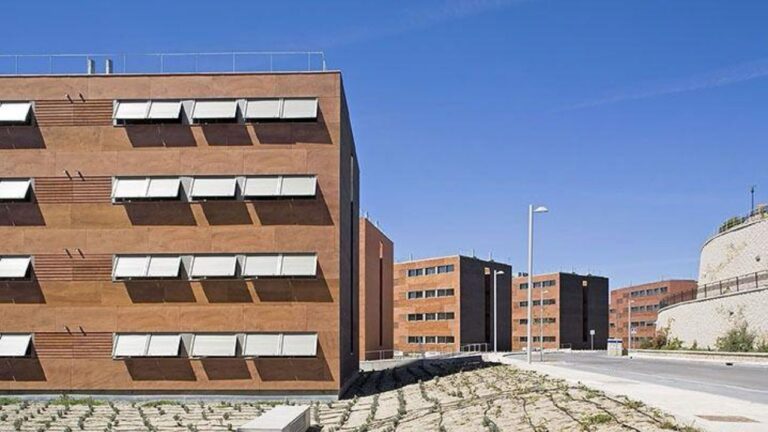 Fachada de Miradores II, promoción de 29 viviendas de alquiler para jóvenes con garaje y trastero en la Avenida de España