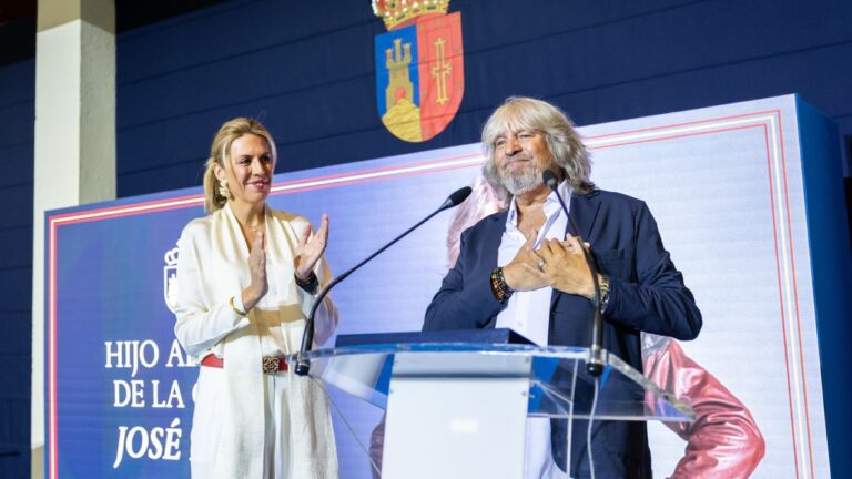 La alcaldesa Paloma Tejero aplaude junto a José Mercé tras recibir el título de Hijo Adoptivo.