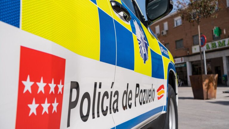 Coche de la Policía Municipal vigilando la seguridad en las fiestas patronales.