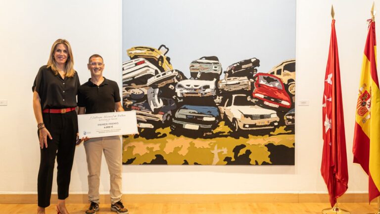 La alcaldesa Paloma Tejero entrega el primer premio del X Certamen de Pintura de Pozuelo de Alarcón a Roberto Martínez Rodrigo