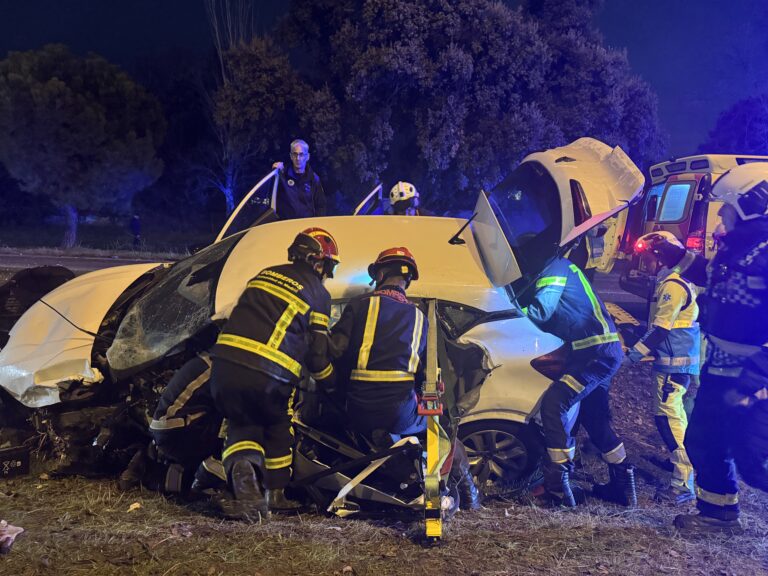 Un herido grave tras un choque entre un autobús y un coche en la M-515